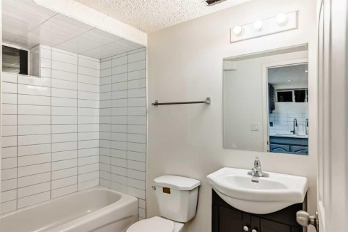 5924 Centre Street Ne, Calgary, AB - Indoor Photo Showing Bathroom