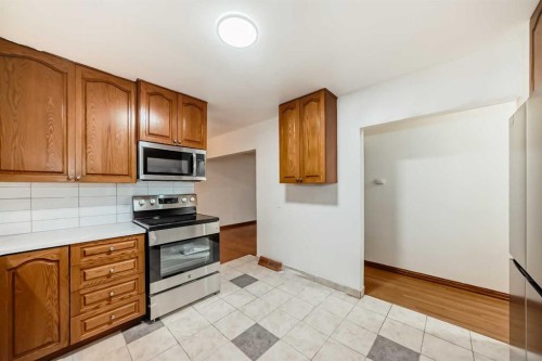 5924 Centre Street Ne, Calgary, AB - Indoor Photo Showing Kitchen