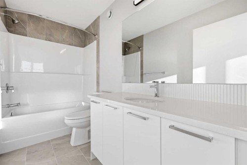 7007 Rangeview Avenue Se, Calgary, AB - Indoor Photo Showing Bathroom