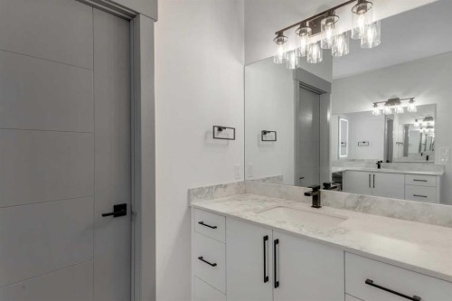 30 Roselawn Crescent Nw, Calgary, AB - Indoor Photo Showing Bathroom