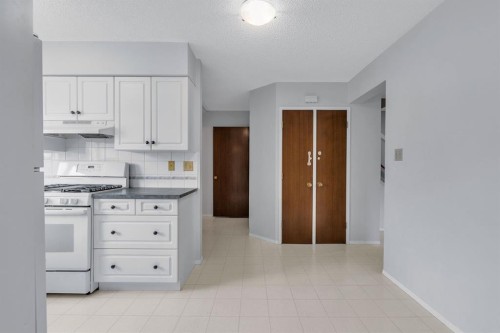 57 & 59 Dalton Bay Nw, Calgary, AB - Indoor Photo Showing Kitchen