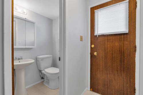57 & 59 Dalton Bay Nw, Calgary, AB - Indoor Photo Showing Bathroom