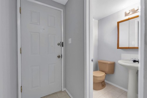 57 & 59 Dalton Bay Nw, Calgary, AB - Indoor Photo Showing Bathroom