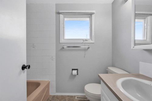 57 & 59 Dalton Bay Nw, Calgary, AB - Indoor Photo Showing Bathroom