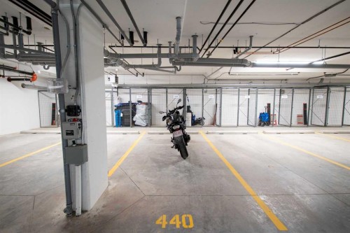 7202-1802 Mahogany Boulevard Se, Calgary, AB - Indoor Photo Showing Garage