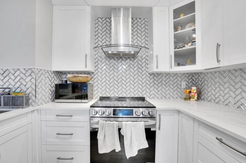 1111-2280 68 Street Ne, Calgary, AB - Indoor Photo Showing Kitchen With Upgraded Kitchen