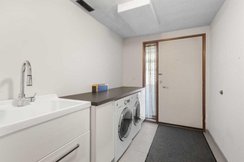 9-5400 Dalhousie Drive, Calgary, AB - Indoor Photo Showing Laundry Room