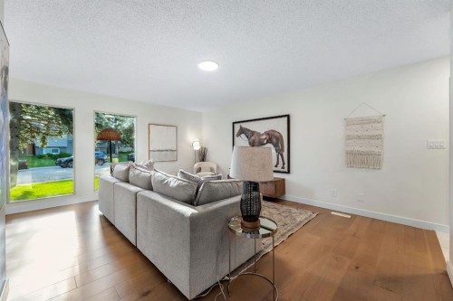 212 Midlawn Close Se, Calgary, AB - Indoor Photo Showing Living Room