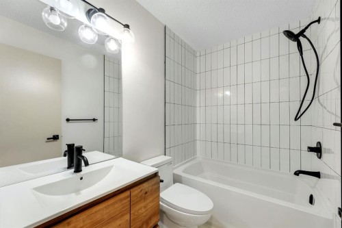 212 Midlawn Close Se, Calgary, AB - Indoor Photo Showing Bathroom