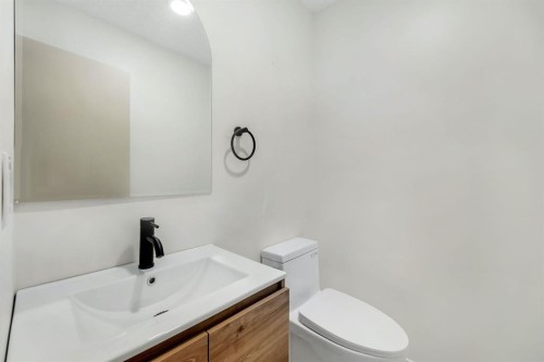 212 Midlawn Close Se, Calgary, AB - Indoor Photo Showing Bathroom