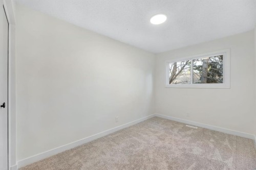 212 Midlawn Close Se, Calgary, AB - Indoor Photo Showing Other Room