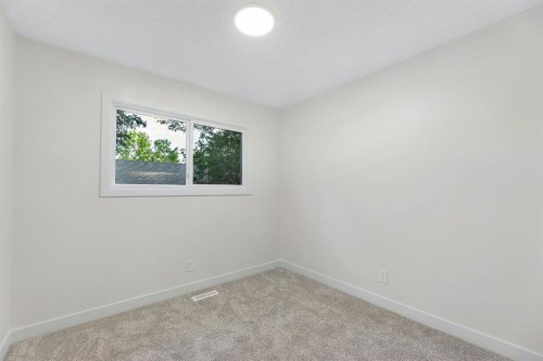 212 Midlawn Close Se, Calgary, AB - Indoor Photo Showing Other Room