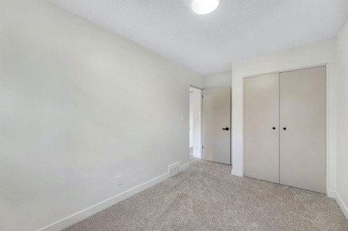212 Midlawn Close Se, Calgary, AB - Indoor Photo Showing Other Room