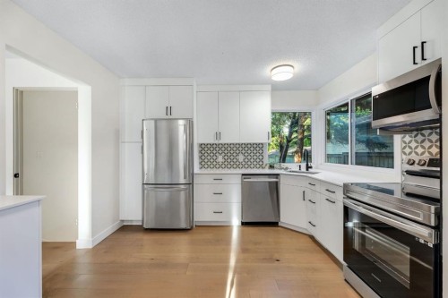 212 Midlawn Close Se, Calgary, AB - Indoor Photo Showing Kitchen With Stainless Steel Kitchen
