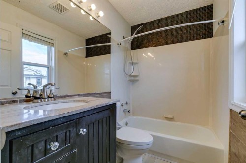 51 Inverness Grove Se, Calgary, AB - Indoor Photo Showing Bathroom