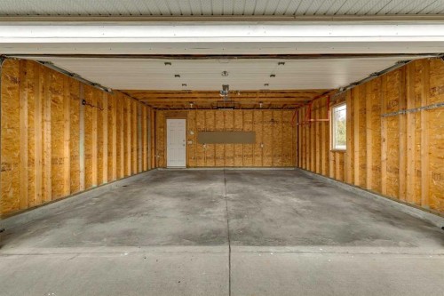 51 Inverness Grove Se, Calgary, AB - Indoor Photo Showing Garage