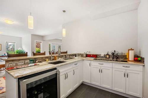 2253 Bayside Road Sw, Airdrie, AB - Indoor Photo Showing Kitchen