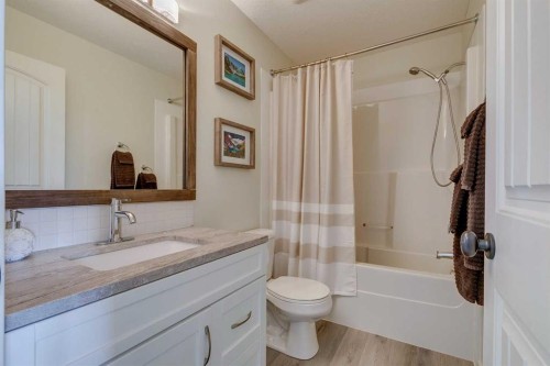 44 Everridge Common Sw, Calgary, AB - Indoor Photo Showing Bathroom