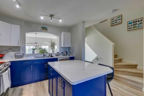 44 Everridge Common Sw, Calgary, AB - Indoor Photo Showing Kitchen
