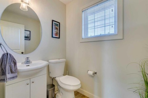 44 Everridge Common Sw, Calgary, AB - Indoor Photo Showing Bathroom