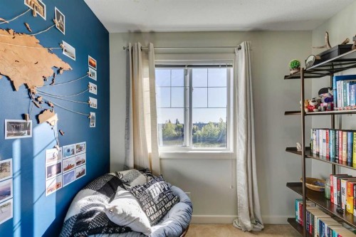 44 Everridge Common Sw, Calgary, AB - Indoor Photo Showing Bedroom