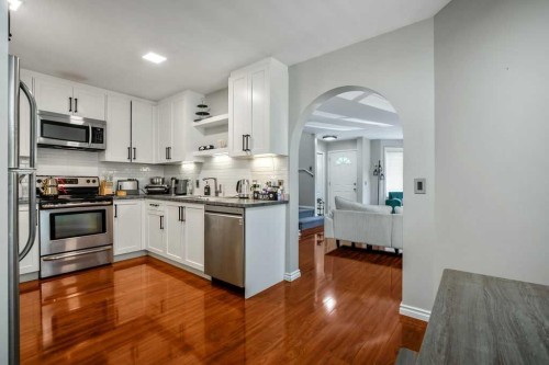 1926/1928 32 Street Sw, Calgary, AB - Indoor Photo Showing Kitchen With Upgraded Kitchen