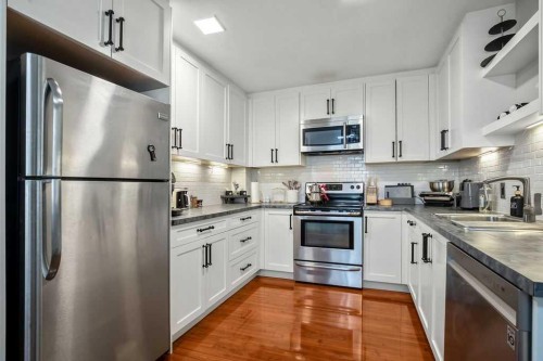 1926/1928 32 Street Sw, Calgary, AB - Indoor Photo Showing Kitchen With Upgraded Kitchen