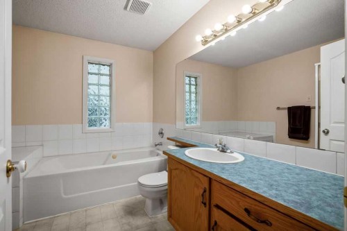 1926/1928 32 Street Sw, Calgary, AB - Indoor Photo Showing Bathroom