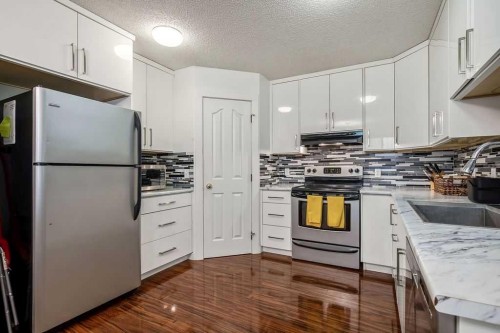 1926/1928 32 Street Sw, Calgary, AB - Indoor Photo Showing Kitchen With Upgraded Kitchen