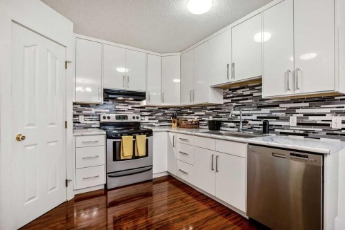 1926/1928 32 Street Sw, Calgary, AB - Indoor Photo Showing Kitchen With Upgraded Kitchen