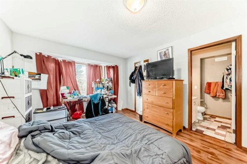 179 Hawkwood Boulevard Nw, Calgary, AB - Indoor Photo Showing Bedroom