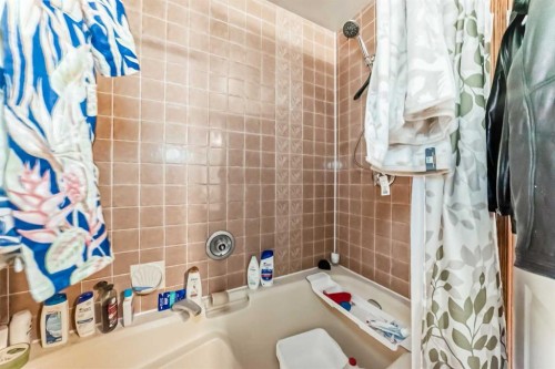 179 Hawkwood Boulevard Nw, Calgary, AB - Indoor Photo Showing Bathroom
