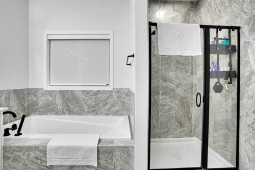 88 Magnolia Crescent Se, Calgary, AB - Indoor Photo Showing Bathroom