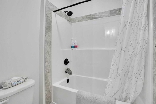 88 Magnolia Crescent Se, Calgary, AB - Indoor Photo Showing Bathroom