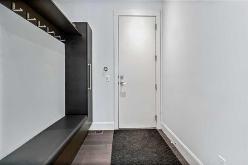 405 29 Avenue Ne, Calgary, AB - Indoor Photo Showing Other Room