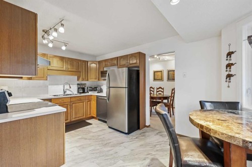 188 Christie Park Hill Sw, Calgary, AB - Indoor Photo Showing Kitchen