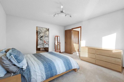 188 Christie Park Hill Sw, Calgary, AB - Indoor Photo Showing Bedroom