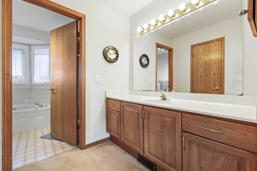 188 Christie Park Hill Sw, Calgary, AB - Indoor Photo Showing Bathroom