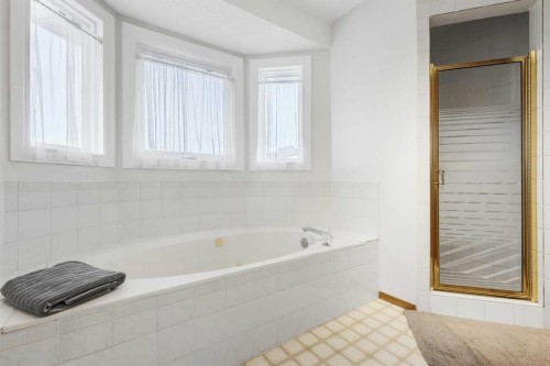 188 Christie Park Hill Sw, Calgary, AB - Indoor Photo Showing Bathroom