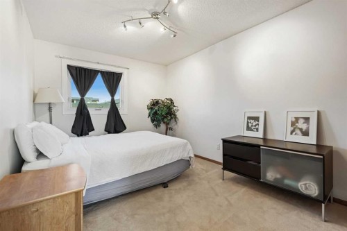 188 Christie Park Hill Sw, Calgary, AB - Indoor Photo Showing Bedroom