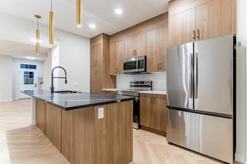 172 Cobblestone Gate Sw, Airdrie, AB - Indoor Photo Showing Kitchen