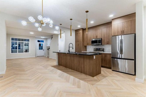 172 Cobblestone Gate Sw, Airdrie, AB - Indoor Photo Showing Kitchen With Upgraded Kitchen