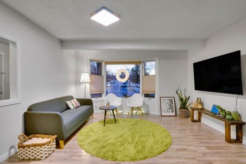 1038 Berkley Drive Nw, Calgary, AB - Indoor Photo Showing Living Room