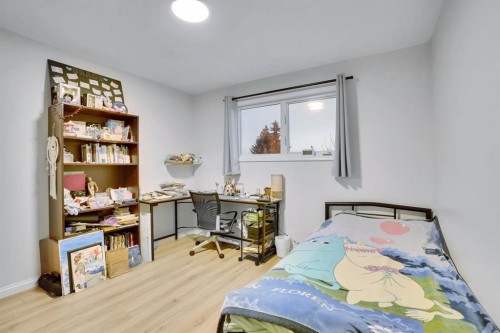 1038 Berkley Drive Nw, Calgary, AB - Indoor Photo Showing Bedroom