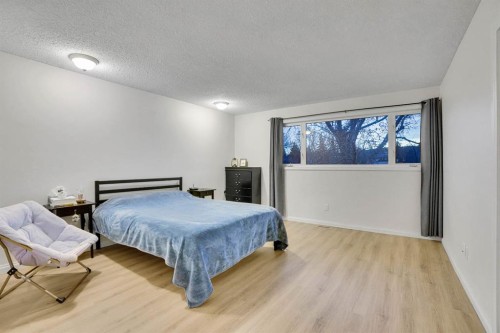 1038 Berkley Drive Nw, Calgary, AB - Indoor Photo Showing Bedroom