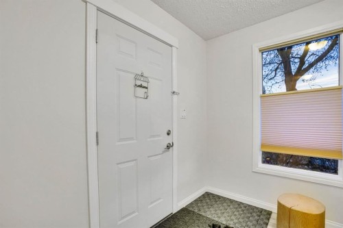 1038 Berkley Drive Nw, Calgary, AB - Indoor Photo Showing Other Room