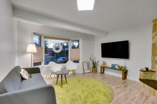 1038 Berkley Drive Nw, Calgary, AB - Indoor Photo Showing Living Room