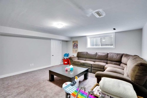 103 Castlebury Way Ne, Calgary, AB - Indoor Photo Showing Living Room
