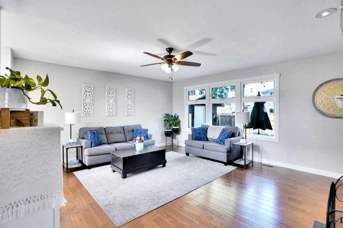 103 Castlebury Way Ne, Calgary, AB - Indoor Photo Showing Living Room