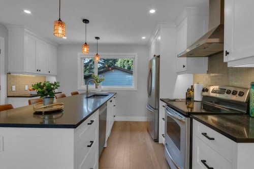 39 Midpark Close Se, Calgary, AB - Indoor Photo Showing Kitchen With Upgraded Kitchen